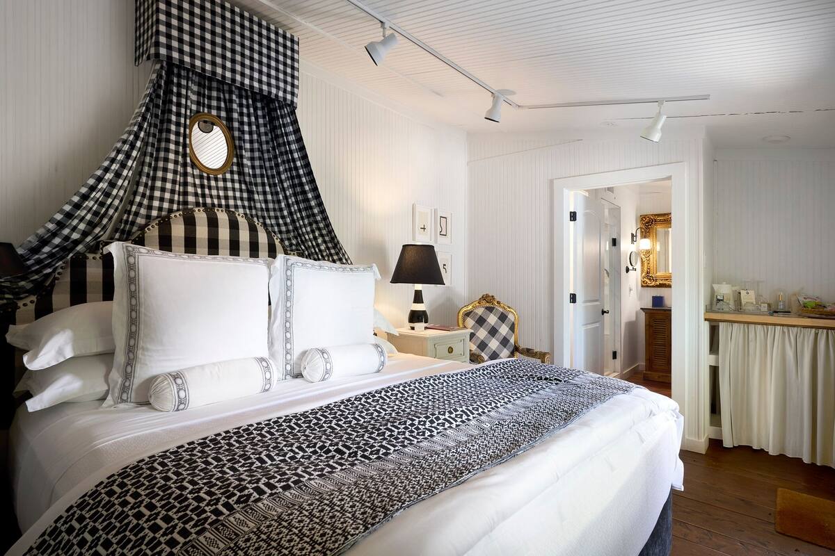 Studio | Frette Italian sheets, premium bedding, pillowtop beds, minibar