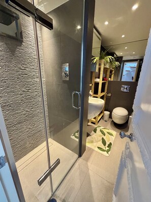 Shower, hair dryer, towels, shampoo - Elegant and Modern 3-Bedroom Victorian House in Westminster, London (London)