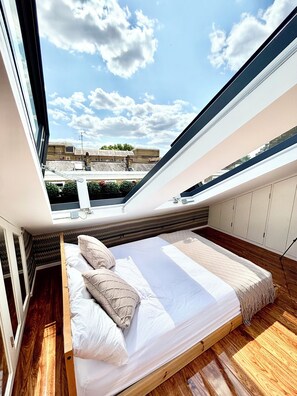 3 bedrooms, desk, iron/ironing board, free WiFi