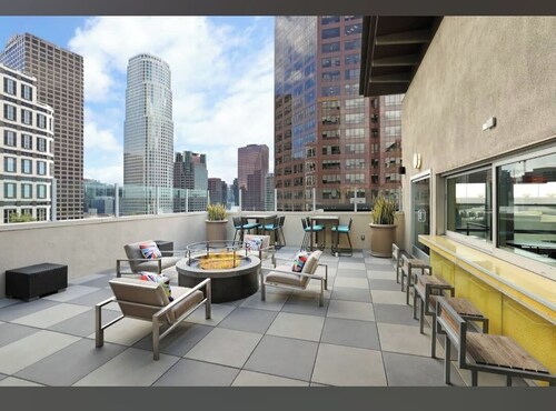 Chic 2-Bed Apt in Fabulous Los Angeles with Balcony, Fitness Room and WiFi