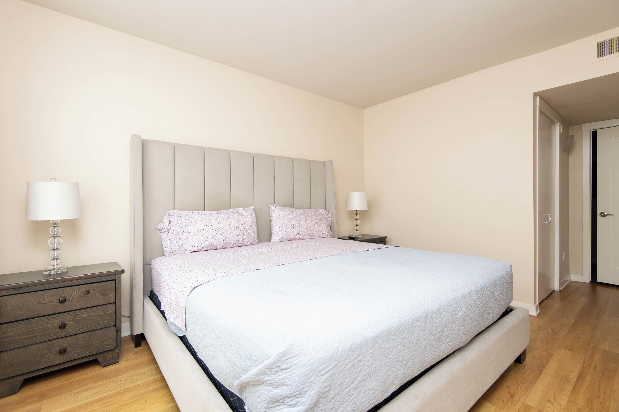 2 chambres, bureau, fer et planche à repasser, accès au Wi-Fi (inclus)