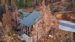 A two-story house with a large deck and a covered patio area. - Charming and Relaxing Getaway with Great Views (Shaver Lake)