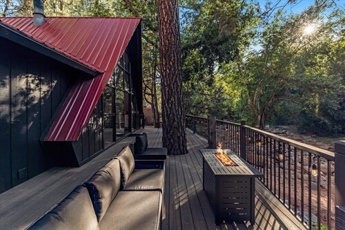 Relaxing A Frame 3-bedroom Cabin with WiFi and AC in Enchanting Forest Setting