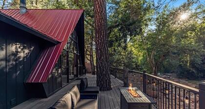 Relaxing A Frame 3-bedroom Cabin with WiFi and AC in Enchanting Forest Setting