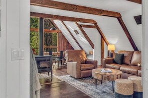 Smart TV, fireplace, video games - Relaxing A Frame 3-bedroom Cabin with WiFi and AC in Enchanting Forest Setting (Payson)