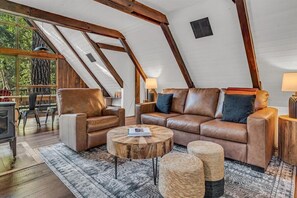 Smart TV, fireplace, video games - Relaxing A Frame 3-bedroom Cabin with WiFi and AC in Enchanting Forest Setting (Payson)