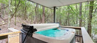 Hazel's Haus | Hot Tub | Fireplace | Wi-Fi | Dogs