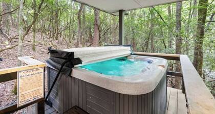 Hazel's Haus | Hot Tub | Fireplace | Wi-Fi | Dogs