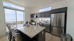 Coffee/tea maker, fridge, microwave, oven - Beach Therapy - on Heceta Beach (Florence)