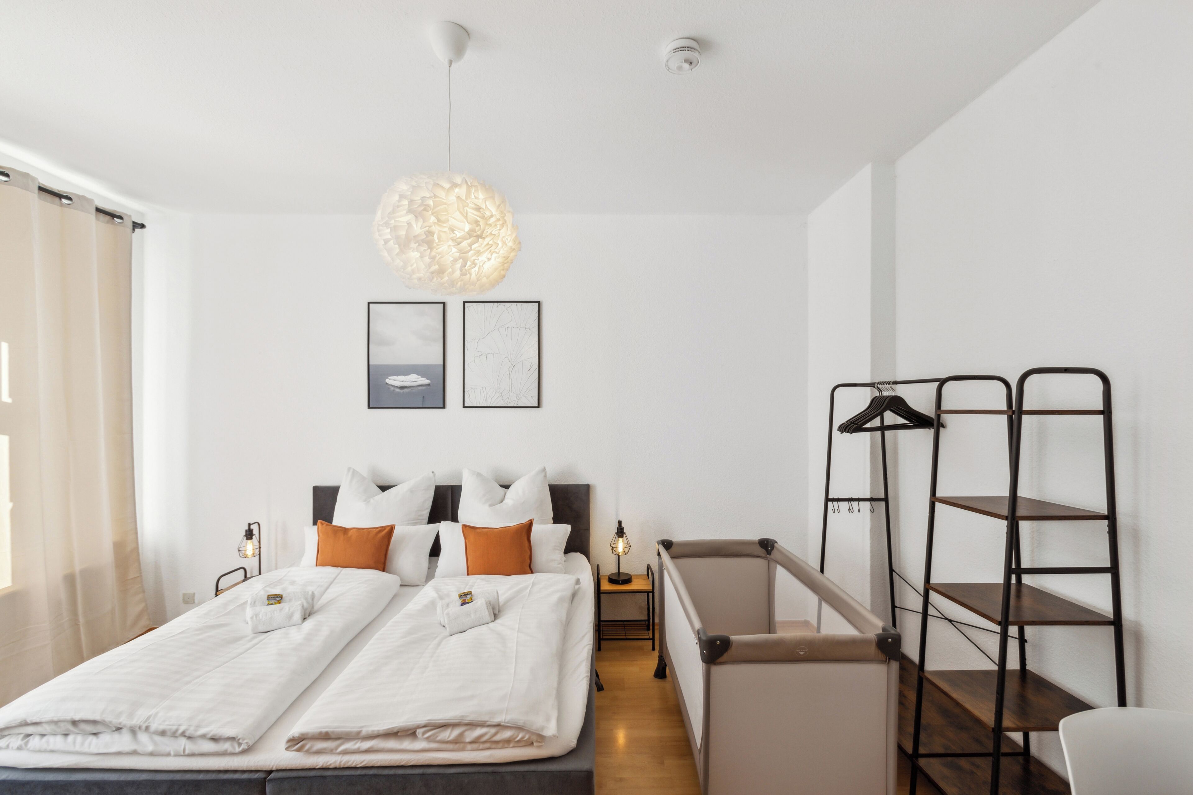 2 slaapkamers, een bureau, een strijkplank/strijkijzer, reisbedje