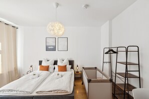 2 habitaciones, escritorio y tabla de planchar con plancha 