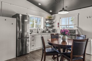 Kjøleskap, mikrobølgeovn, kokeplater og oppvaskmaskin