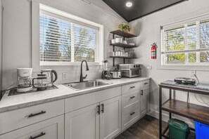 Kjøleskap, mikrobølgeovn, kokeplater og oppvaskmaskin