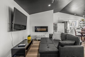 Smart-TV, peis og bøker