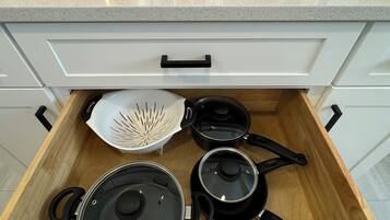 Microondas, horno, parrilla de estufa y lavavajillas