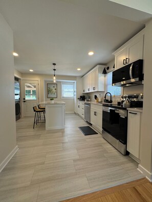 Mikroaaltouuni, uuni, liesi, astianpesukone