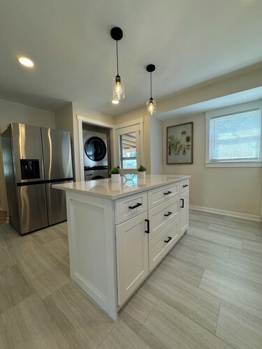 Fortville Fun! 2Bedroom-King and Queen. Stylish Home with Game Garage