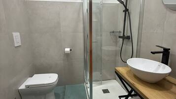 Comfort-Doppel- oder -Zweibettzimmer, 1 Doppelbett, Nichtraucher, Balkon | Badezimmer | Haartrockner, HandtĂŒcher, Seife, Shampoo