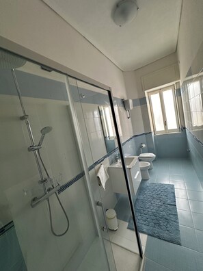Comfort Double or Twin Room, 1 Double Bed, Non Smoking, Balcony | Bathroom | Hair dryer, towels, soap, shampoo - Carolines home (Castellammare di Stabia)