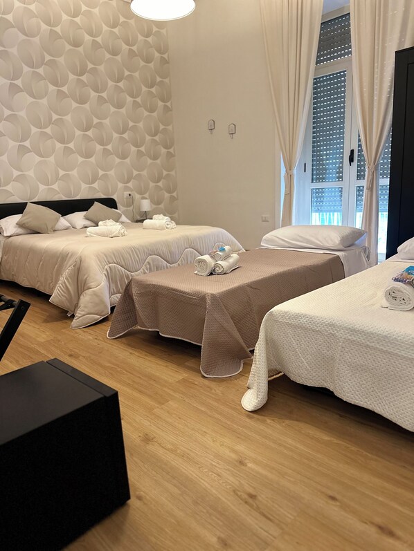 Kamar Double atau Twin Comfort, 1 Tempat Tidur Double, Bebas Asap Rokok, balkon | Setrika/meja setrika dan Wi-Fi gratis