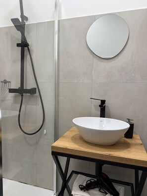 Habitación Confort con 1 cama doble o 2 individuales, 1 cama doble, no fumadores, balcón | Baño | Secador de pelo, toallas, jabón y champú
