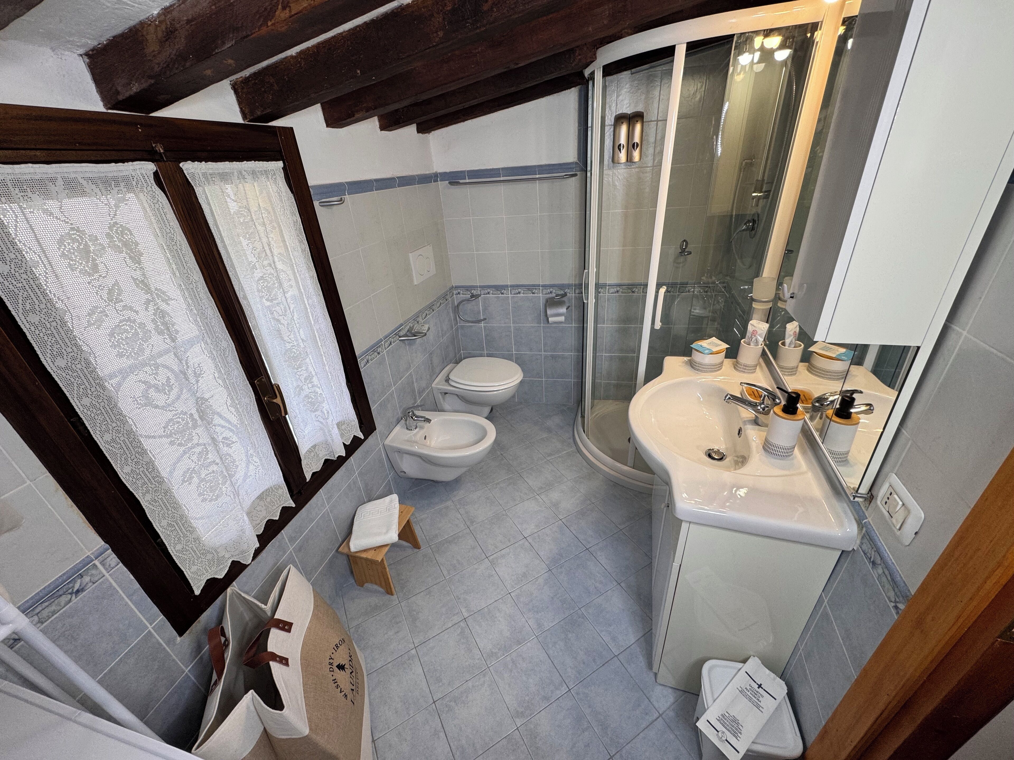 Doccia, asciugacapelli, bidet, asciugamani