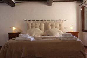 2 bedrooms, in-room safe, desk, iron/ironing board