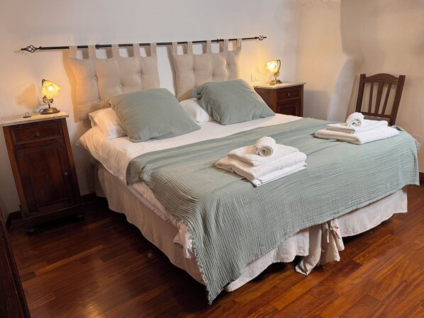 2 bedrooms, in-room safe, desk, iron/ironing board