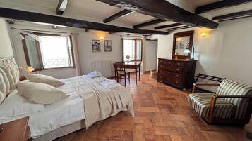 2 camere, una cassaforte in camera, una scrivania, ferro/asse da stiro