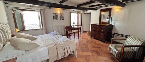 2 bedrooms, in-room safe, desk, iron/ironing board