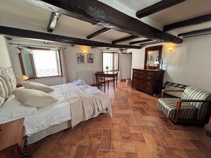 2 chambres, coffres-forts dans les chambres, bureau