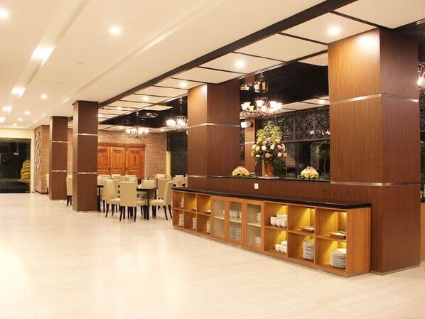 A modern hotel lobby with a reception desk, seating area, and decorative elements. - Narita Hotel Surabaya (Surabaya)