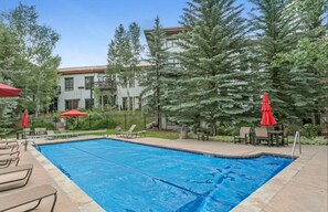 Una piscina al aire libre, una piscina climatizada