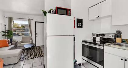 Relaxed Vibe | Near Beach | Parking & Fast Wi-Fi