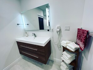 Dusche, Haartrockner, Handtücher, Toilettenpapier