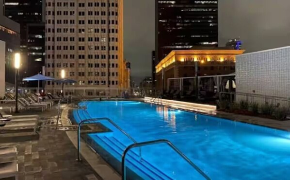 Pool - Chic 3BR High-rise Apartment with Gym, Rooftop Pool, Spa & Rooftop Views (Los Angeles)