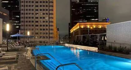 Chic 3BR High-rise Apartment with Gym, Rooftop Pool, Spa & Rooftop Views