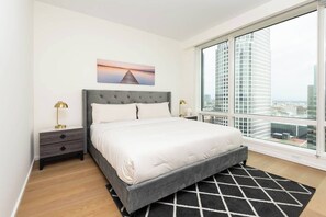 3 bedrooms, iron/ironing board, WiFi, bed sheets - Chic 3BR High-rise Apartment with Gym, Rooftop Pool, Spa & Rooftop Views (Los Angeles)