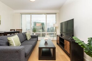 Books - Chic 3BR High-rise Apartment with Gym, Rooftop Pool, Spa & Rooftop Views (Los Angeles)