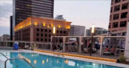 Chic 3BR High-rise Apartment with Gym, Rooftop Pool, Spa & Rooftop Views