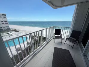 Property grounds - Oceanview condo with stunning sunsets, pool, and ameneties, in delightful Naples (Naples)