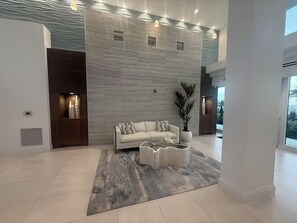 Interior - Oceanview condo with stunning sunsets, pool, and ameneties, in delightful Naples (Naples)