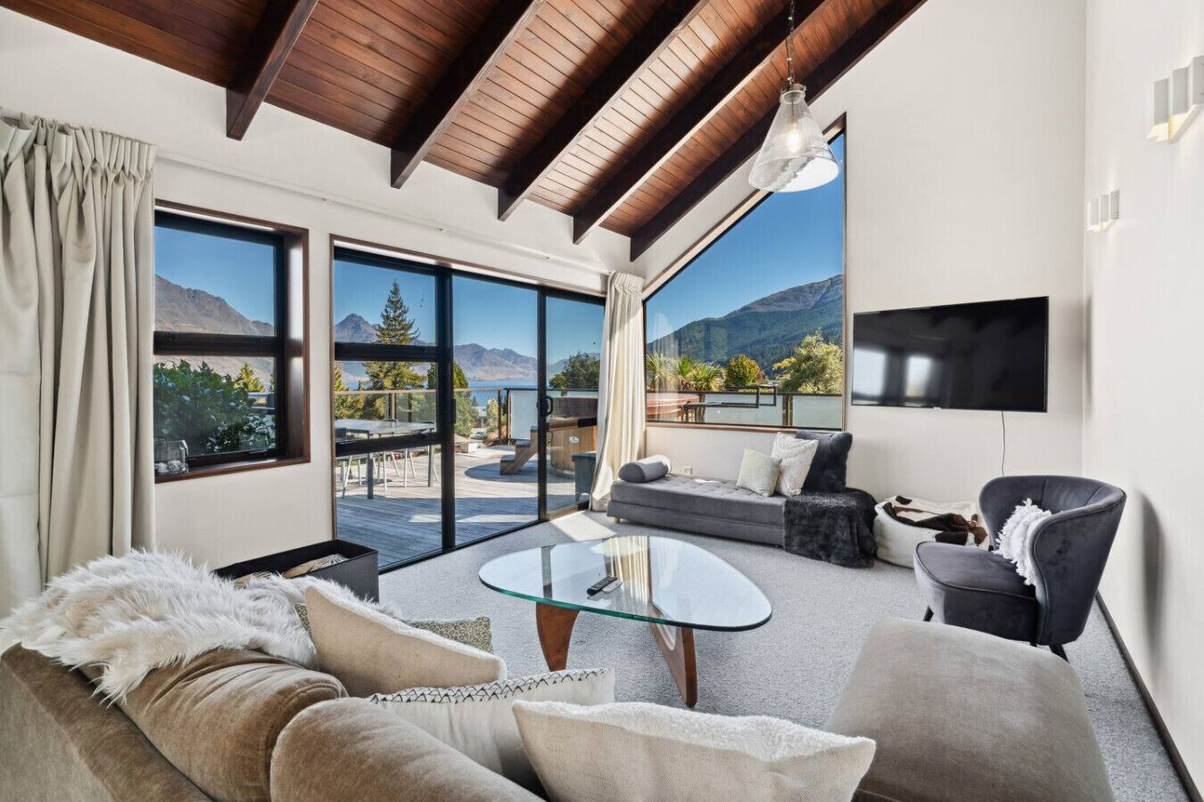 TV, fireplace, stereo