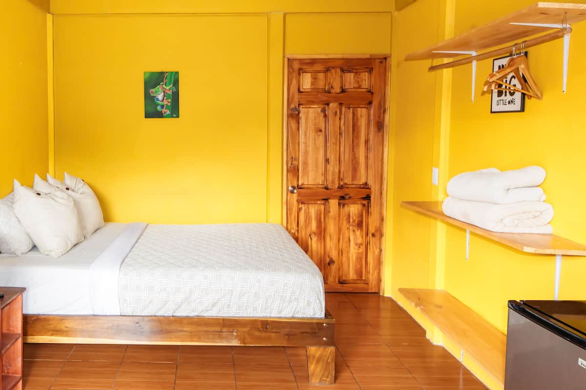 Deluxe driepersoonskamer, uitzicht op bergen | Luxe beddengoed, donzen dekbedden, een minibar, geluiddichte muren