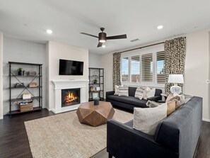 Smart TV - Brand New, Hot Tub, King Suite, BBQ, Fire Pit! (Fresno)