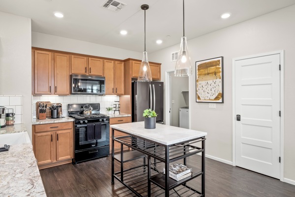 Frigorifero, microonde, forno, piano cottura