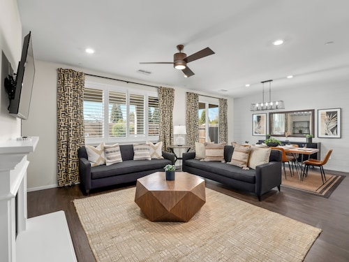 Brand New, Hot Tub, King Suite, BBQ, Fire Pit!