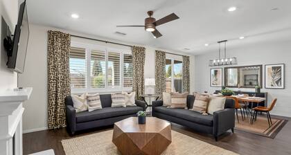 Brand New, Hot Tub, King Suite, BBQ, Fire Pit!