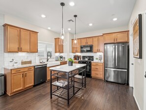 Fridge, microwave, oven, stovetop - Brand New, Hot Tub, King Suite, BBQ, Fire Pit! (Fresno)