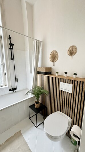 Een haardroger, handdoeken